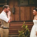 Meilės idilė: jaunikių reakcijos pamačius nuotaką su vestuvine suknele (foto)