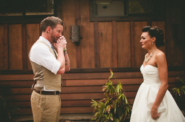 Meilės idilė: jaunikių reakcijos pamačius nuotaką su vestuvine suknele (foto)