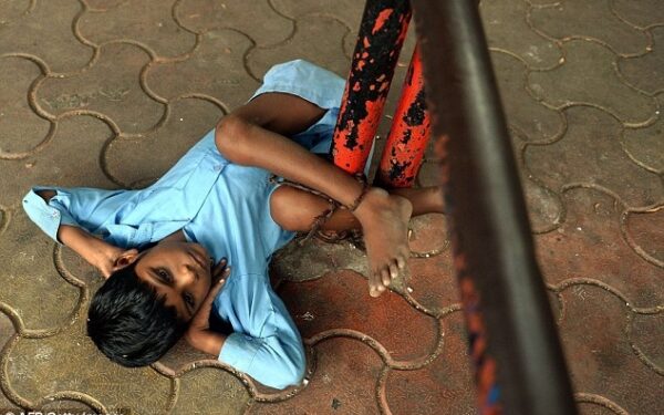 Eidama į darbą močiutė savo vaikaitį prirakina autobusų stotelėje (foto)