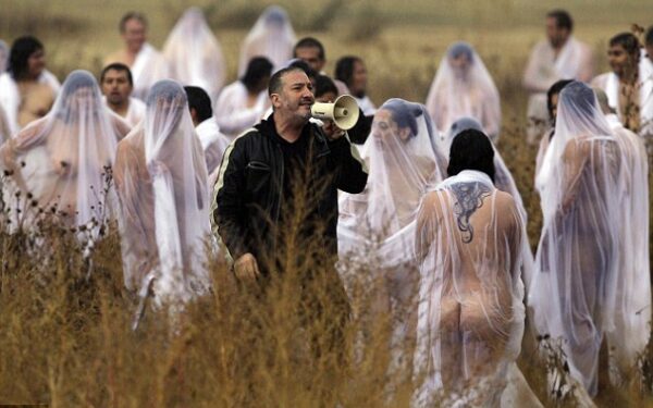 Mirties dienai skirta masinė nuogalių fotosesija (foto)