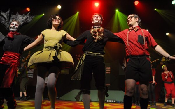 „Dievas išlipo iš mašinos“: iš rėmų išlipsime ir mes (MIDI)