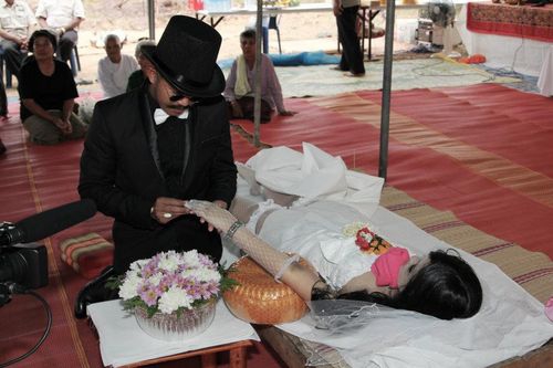 Tailandietis vedė mirusią sužadėtinę (Foto)
