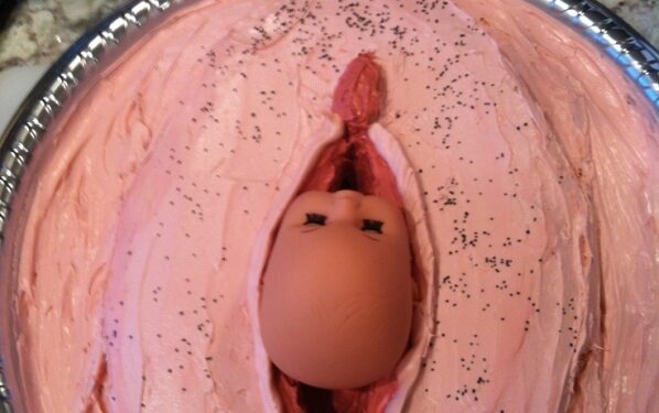 Tortas vaiko gimimo proga – moters lytinio organo formos. Originalu? (foto)