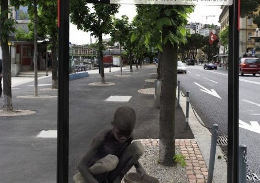 Paveikios socialinės reklamos: „Tai vyksta ne čia. Bet dabar“ (foto)