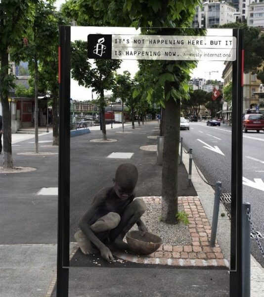 Paveikios socialinės reklamos: „Tai vyksta ne čia. Bet dabar“ (foto)