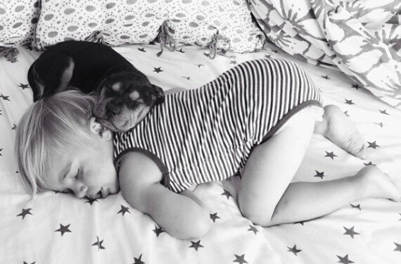 Dviejų mažylių meilės išraiška miegant (foto)