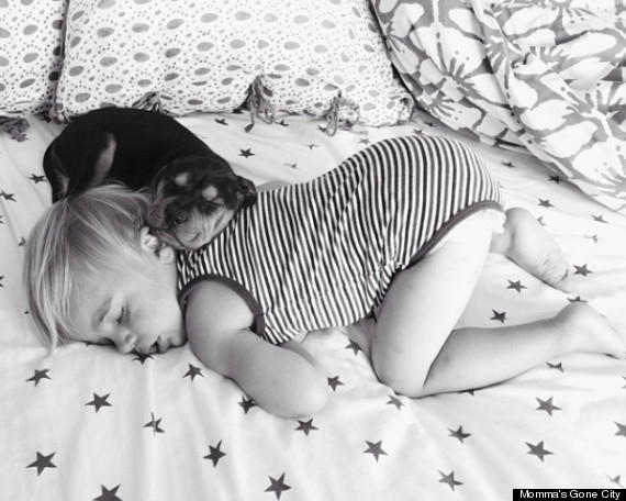 Dviejų mažylių meilės išraiška miegant (foto)