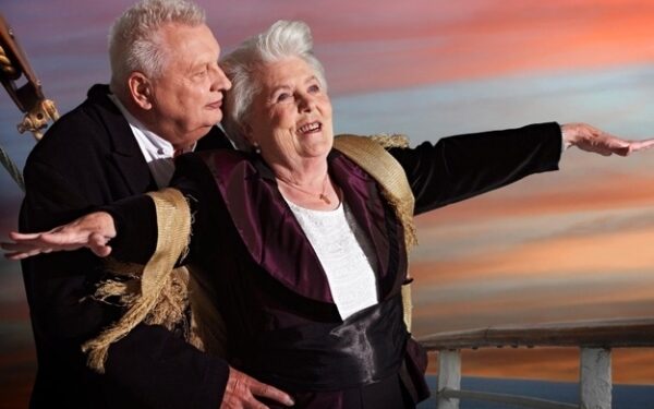 Smėlis dar nebyra! Senjorai atkūrė žymių filmų scenas (foto)