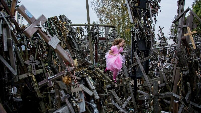 Kryžių kalno nuotrauka – tarp „National Geographic“ pasaulinio fotografijų konkurso laureatų