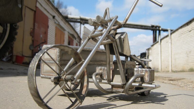 Senos transporto priemonių detalės atgimė meno kūriniuose (Foto)