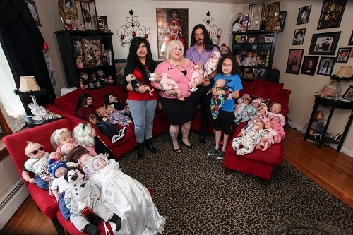 300 tikroviškų lėlių moteriai atstoja jau užaugusius vaikus (foto)