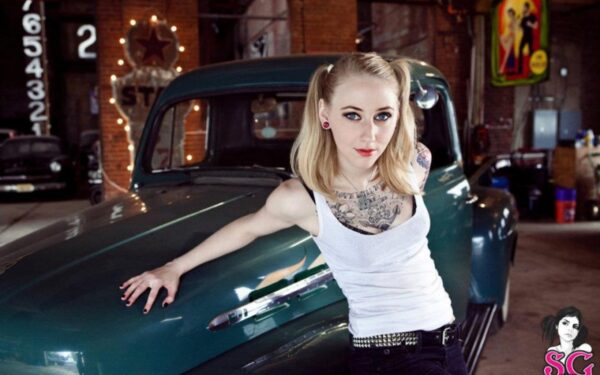 Tatuiruotėmis ir auskarais pasipuošušios savižudės merginos