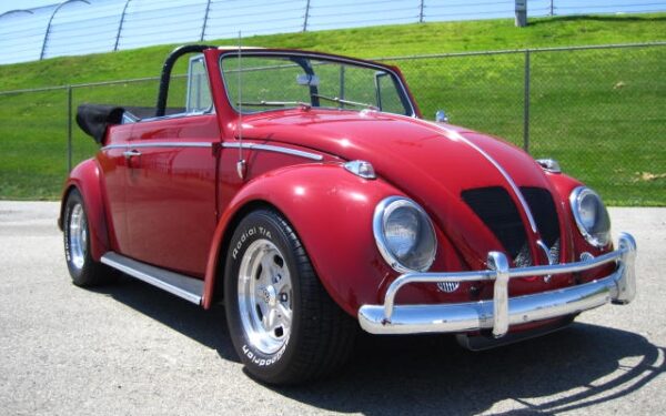 Parduodamas P. Newmano „vabalas“ – raudonasis „Indy VW“ (Foto)
