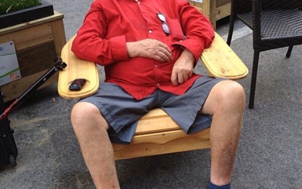 Ką veikia vyrai, kai moterys apsipirkinėja? (foto)