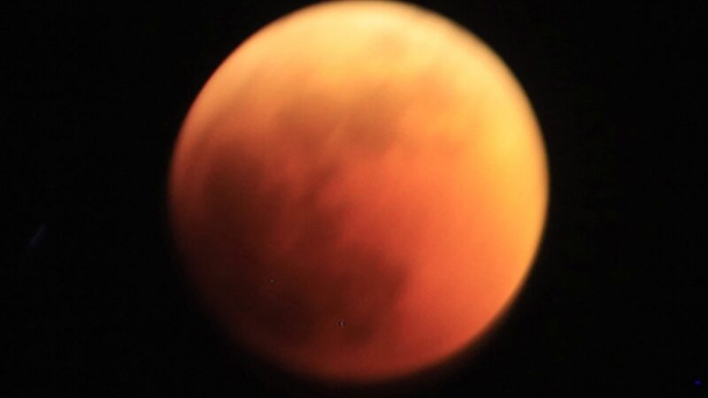 Praėjusią naktį mėnulis nusidažė raudonai (Foto)