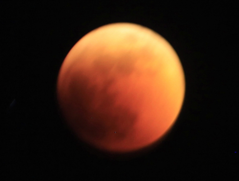 Praėjusią naktį mėnulis nusidažė raudonai (Foto)