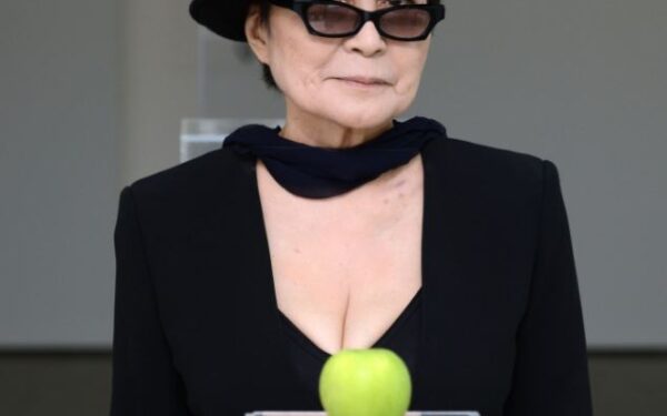 Žymioji Yoko Ono nustebino pasaulį trimis žemių krūvomis (Foto)