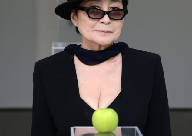 Žymioji Yoko Ono nustebino pasaulį trimis žemių krūvomis (Foto)
