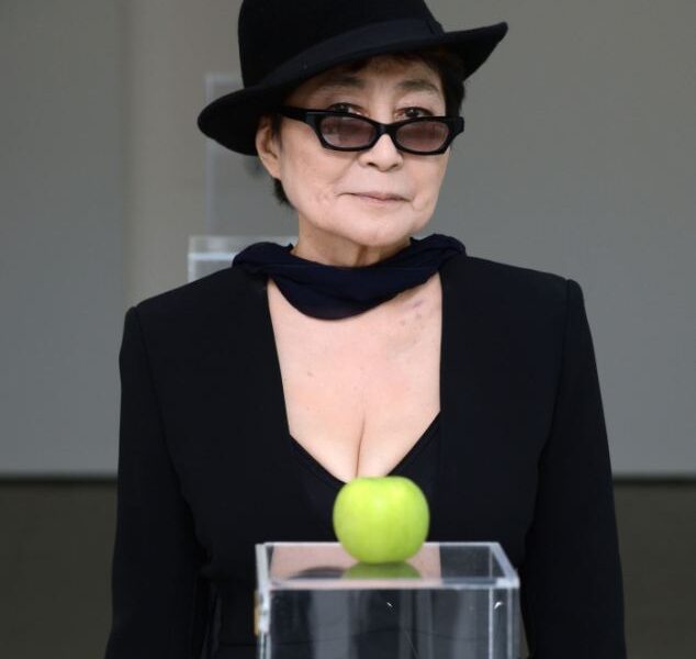 Žymioji Yoko Ono nustebino pasaulį trimis žemių krūvomis (Foto)