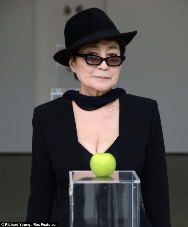 Žymioji Yoko Ono nustebino pasaulį trimis žemių krūvomis (Foto)