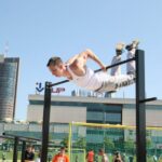 Gatvės gimnastika – fizinės jėgos galimybės ant skersinio (Foto