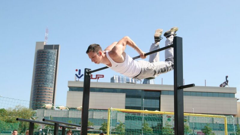 Gatvės gimnastika – fizinės jėgos galimybės ant skersinio (Foto, video)