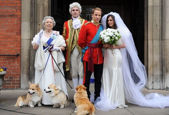 Koks akibrokštas: Kate Middleton ir princo Williamo antrininkai pozavo su kūdikiu