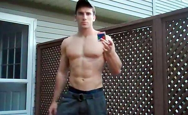 Video pusryčiai: vaikinas, sudedantis Rubiko kubą, darydamas atsispaudimus. Per 25 sek.