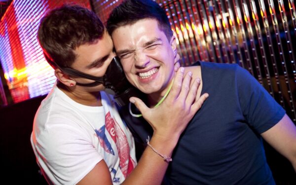 Tikriname, kaip Jonas (Jovani) pažįsta Rolandą ir atvirkščiai