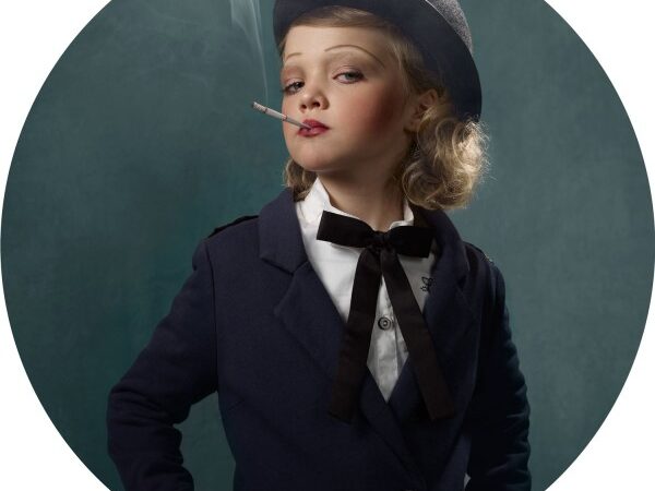 Rūkantys vaikai prieš draudimą rūkyti viešose Begijos vietose (Foto)