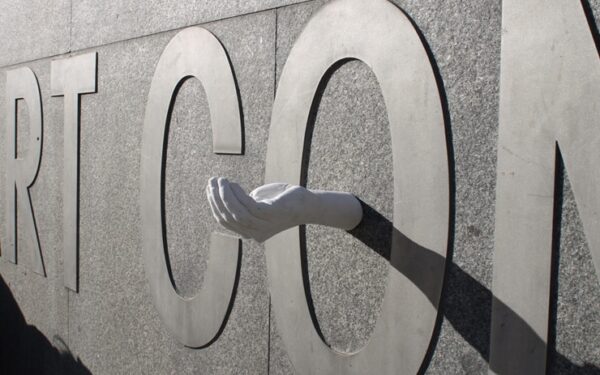 Elgetauti nebereikia. Išmaldos prašo gipsinės rankos (foto)