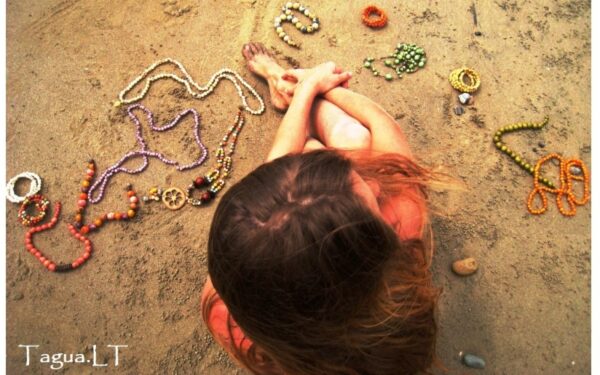 „Talentų banke“ – papuošalų iš palmių sėklų kūrėja Vilija ir jos trečiasis vaikas „Tagua“