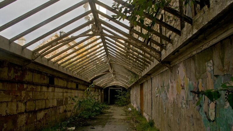 Žvilgsnis į apleistą psichiatrinę: kas į grindis įmūrijo mirusiuosius? (foto)