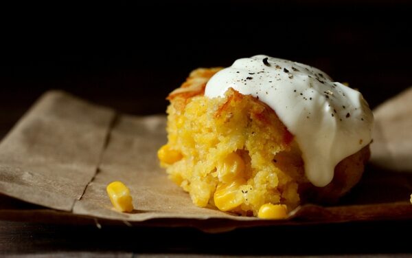 Kukurūzų duona su jalapeno pipirais ir karamelizuotais svogūnais