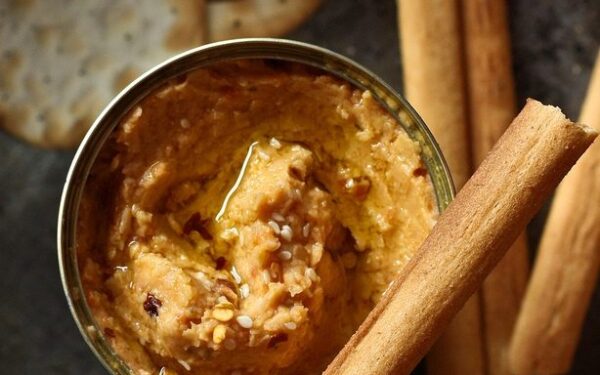 Hummus su saulėje džiovintais pomidorais