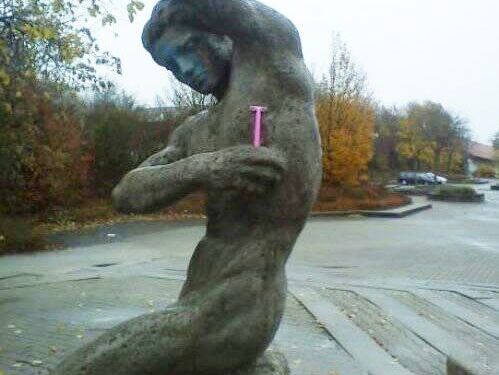 Linksmai: ką iš tikrųjų veikia žymios statulos… (foto)