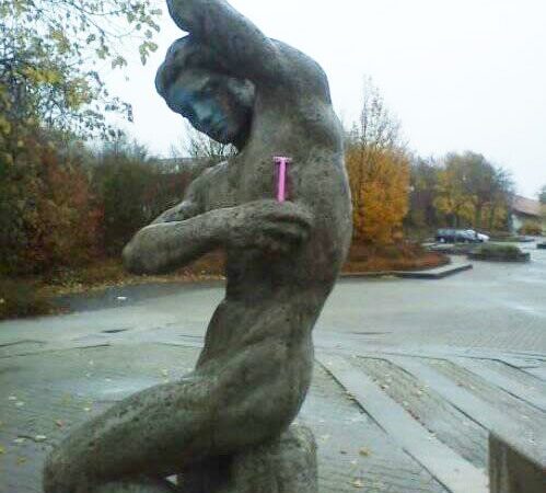 Linksmai: ką iš tikrųjų veikia žymios statulos… (foto)