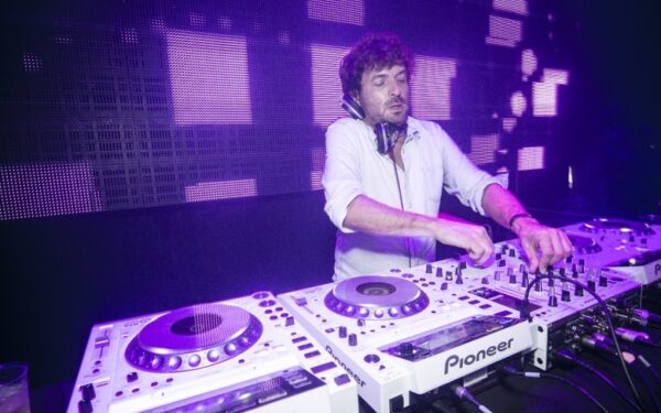 Bemiegis penktadienis „Lofte“ – „Cassius“ žvaigždė Zdar šokdino tūkstančius gerbėjų (foto)