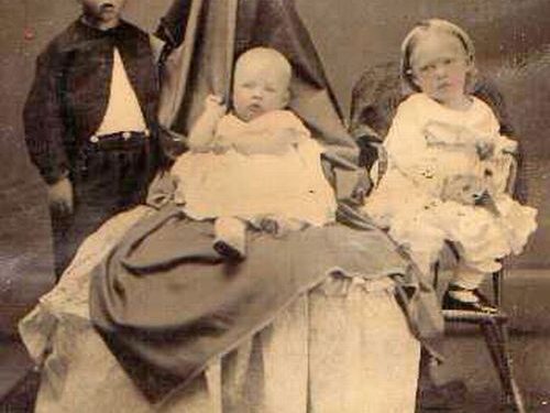 Ką daryti, kad vaikai ramiai pozuotų? Arba nematomos motinos (Foto)