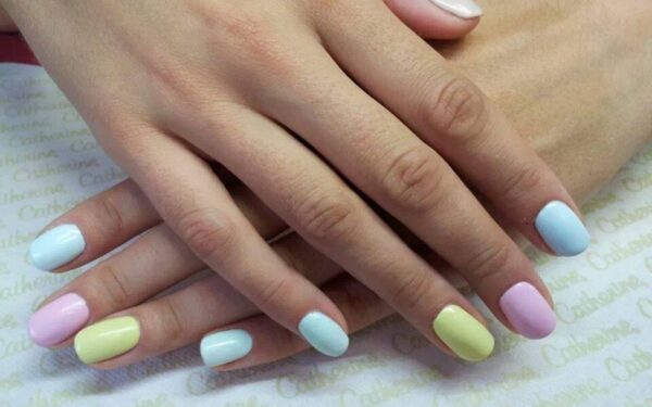 Manikiūro specialistė: madingiausios šio sezono nagų lako spalvos