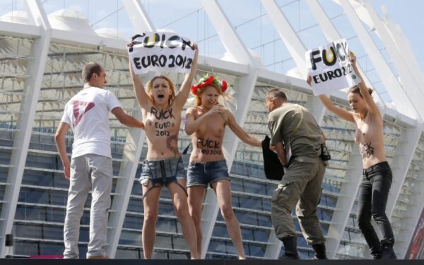 Nuogakrūčių „Femen“ aktyvisčių protestas Kijeve prieš „Euro-2012“ (Foto)