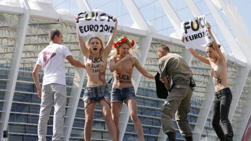 Nuogakrūčių „Femen“ aktyvisčių protestas Kijeve prieš „Euro-2012“ (Foto)