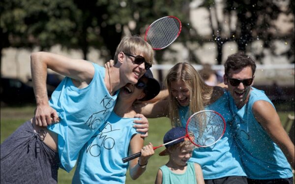 Sekmadienį Lukiškių aikštėje badmintoną žaidė Vilniaus kūrybinis elitas (fotoreportažas)