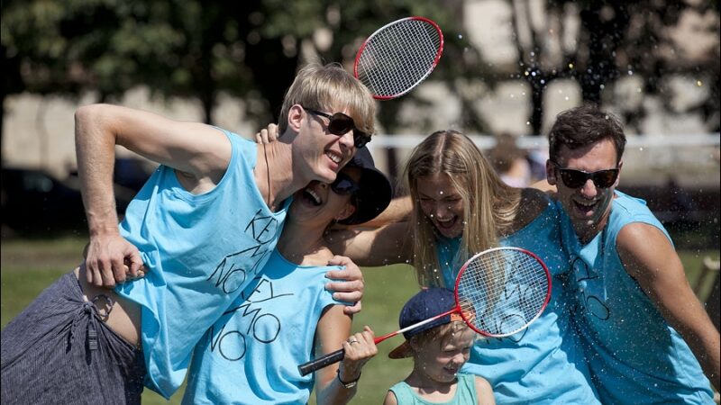 Sekmadienį Lukiškių aikštėje badmintoną žaidė Vilniaus kūrybinis elitas (fotoreportažas)