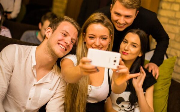 Monika Šalčiūtė atidarė pirmąją Lietuvoje asmenukių parodą