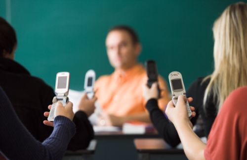 Paaugliai per dieną išsiunčia vidutiniškai po 60 SMS žinučių