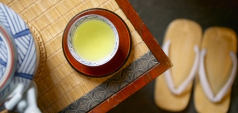 Ramybė tuštumos namuose: japonų arbatos ceremonija