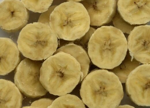 Bananai su cinamonu tešloje