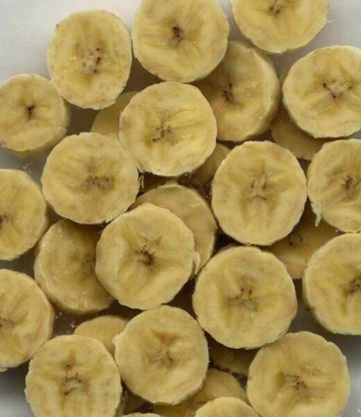 Bananai su cinamonu tešloje