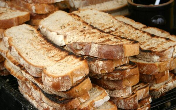 Duonos mišrainė su sūriu